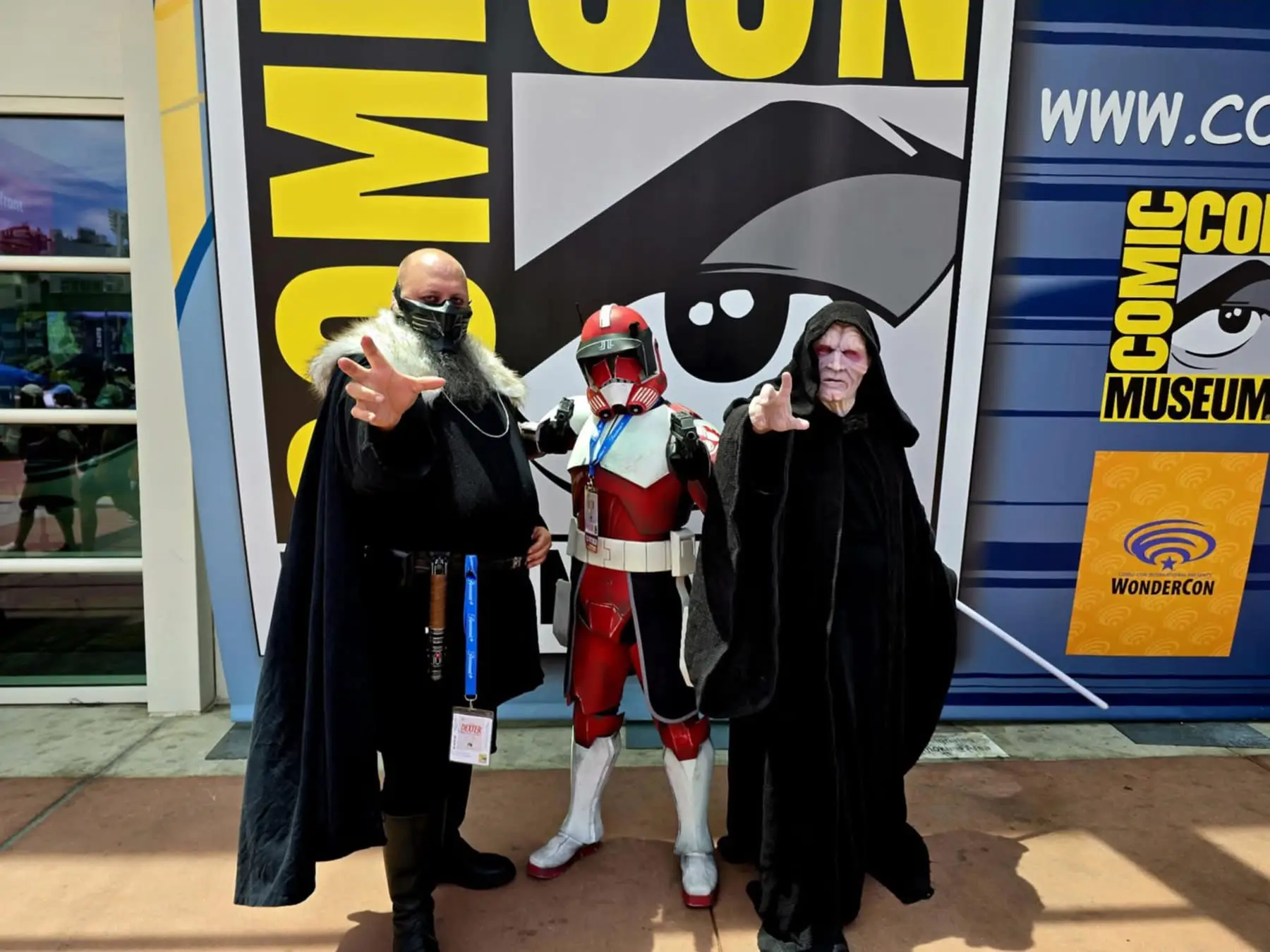 Cosplayers in front of the Comic-Con sign